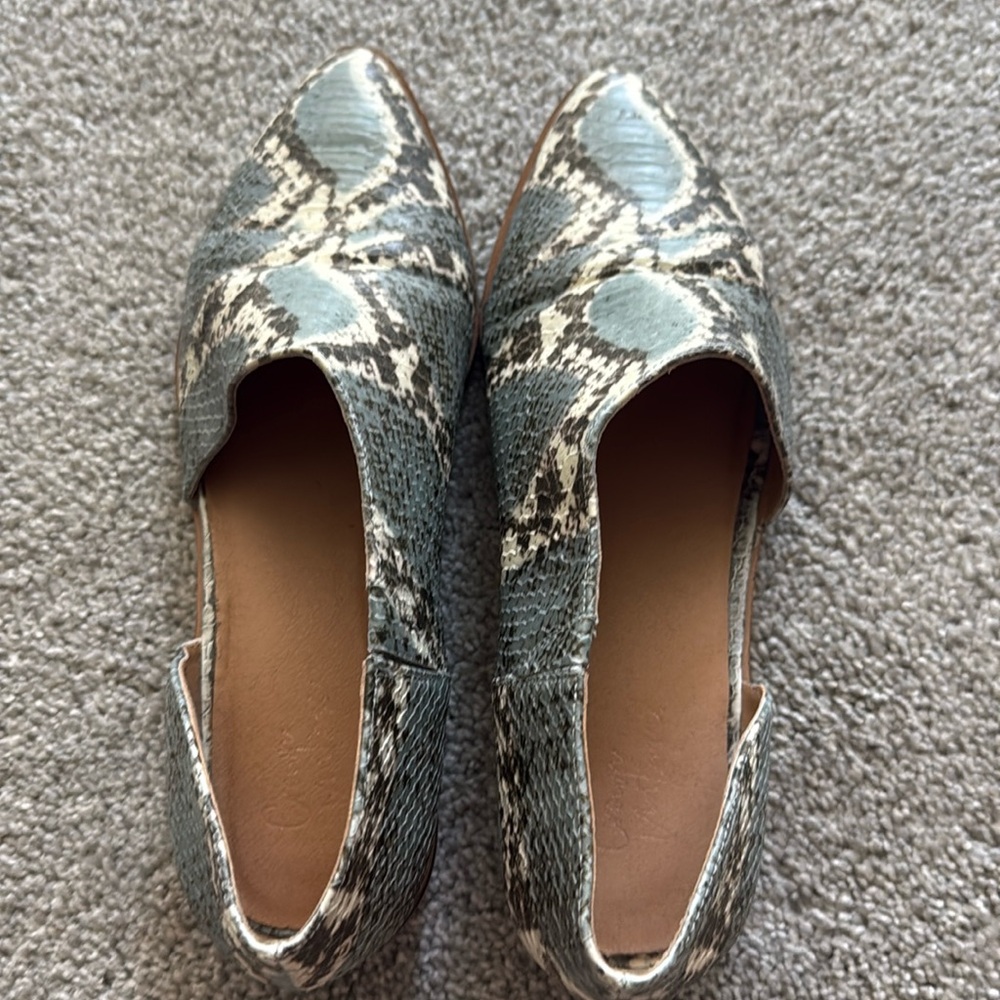 Crown vintage open side, pointed toe flats.